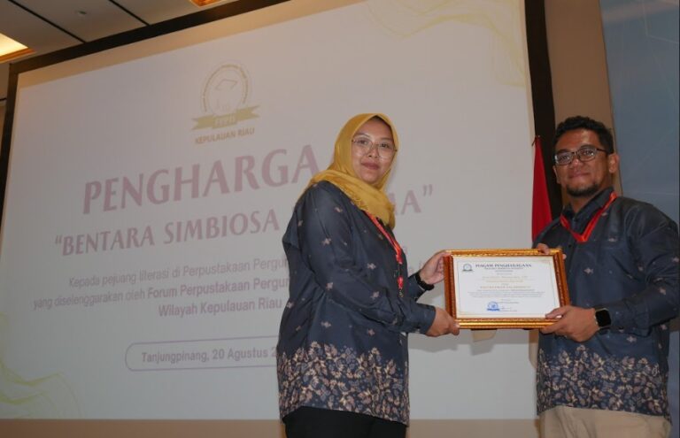 Pustakawan UMRAH Raih Penghargaan “Bentara Simbiosa Dharma” Sebagai Pustakawan Kolaboratif